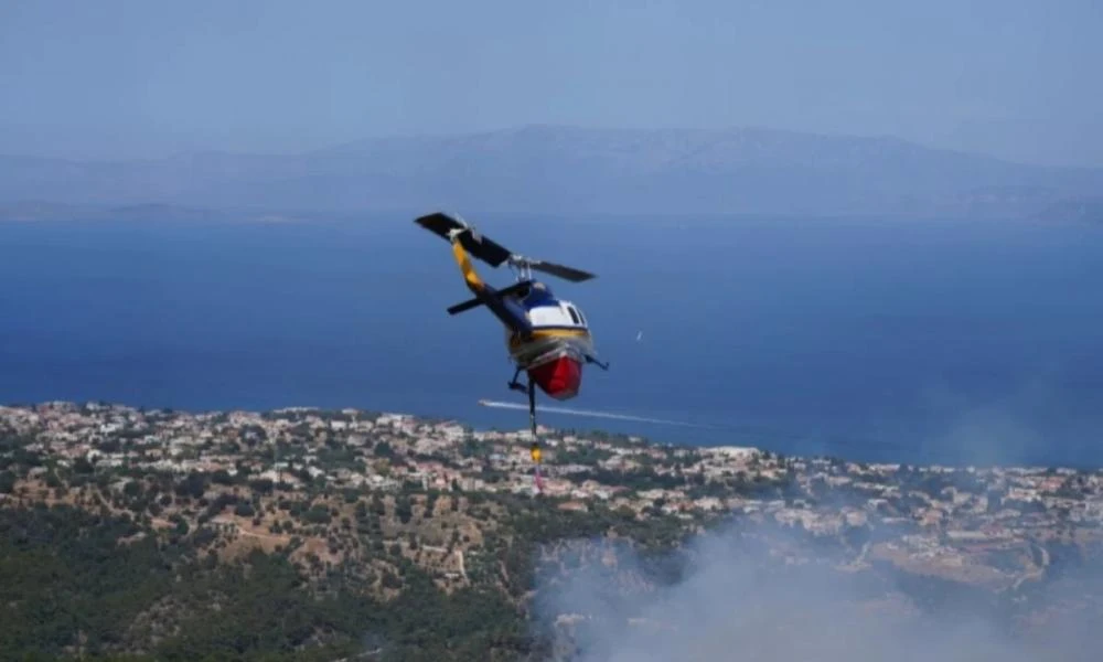 Καλύτερη η εικόνα της φωτιάς στη Χίο: Kαίει μέσα σε απόκρημνες χαράδρες